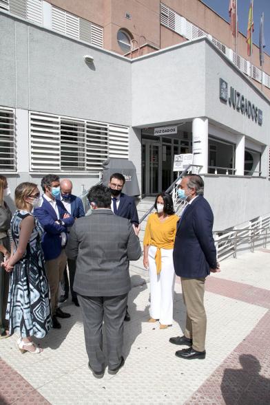 Visita del Consejero de Justicia de la CAM a los Juzgados de Alcobendas - Imagen del consejero  Enrique López siendo recibido a la entrada de los juzgados por entre otras personalidades el vicealcalde Miguel Ángel Arranz y la nueva Decana Verónica Caravantes.