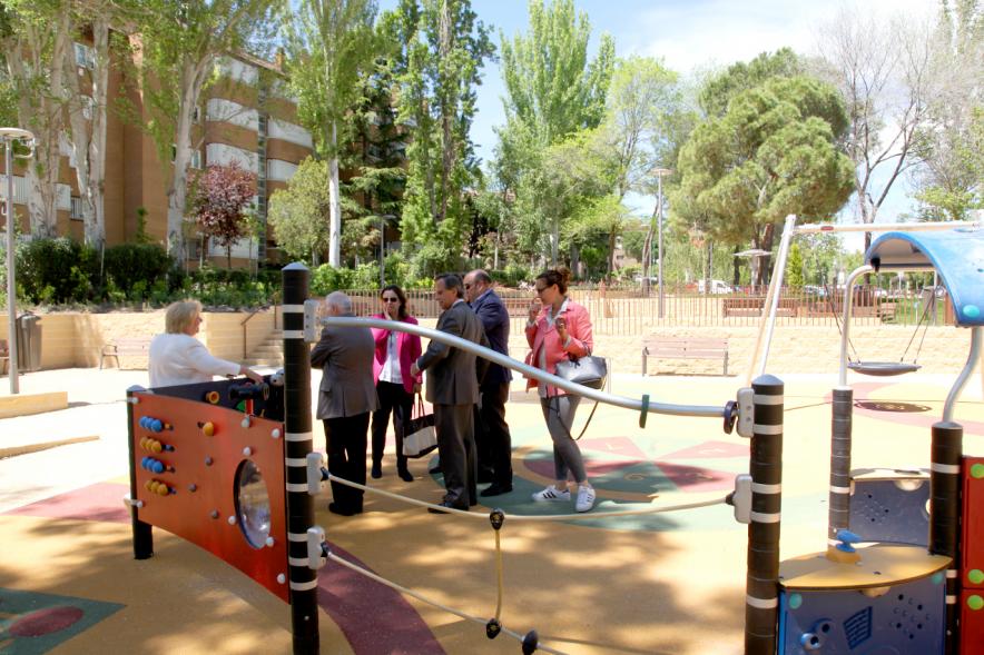 Alcalde Ignacio de Vinuesa y autoridades visitando las instalaciones del Parque de Canarias. 