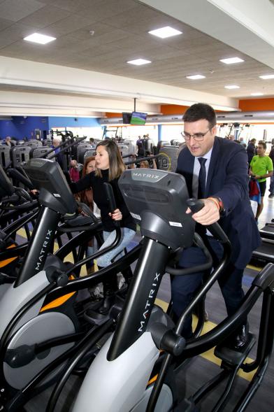 Visita Nueva Sala Fitness C.D. Valdelasfuentes - Imagen del vicealcalde Miguel Ángel Arranz junto con la concejal de Deportes María Espín probando algunas de las nuevas máquinas. 