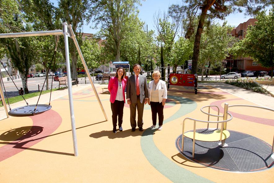 Alcalde Ignacio de Vinuesa y autoridades visitando las instalaciones del Parque de Canarias. 