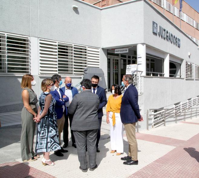 Visita del Consejero de Justicia de la CAM a los Juzgados de Alcobendas - Imagen del consejero  Enrique López siendo recibido a la entrada de los juzgados por entre otras personalidades el vicealcalde Miguel Ángel Arranz y la nueva Decana Verónica Caravantes.