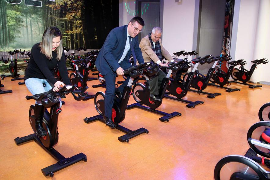 Visita Nueva Sala Fitness C.D. Valdelasfuentes - Imagen del vicealcalde Miguel Ángel Arranz junto con la concejal de Deportes María Espín probando algunas de las nuevas máquinas. 