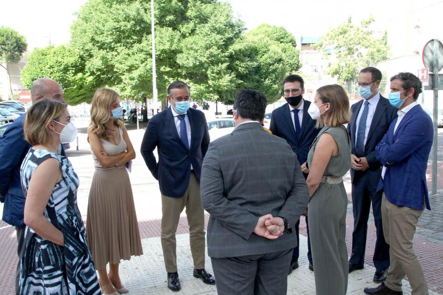 Visita del Consejero de Justicia de la CAM a los Juzgados de Alcobendas - Imagen del consejero  Enrique López siendo recibido a la entrada de los juzgados por entre otras personalidades el vicealcalde Miguel Ángel Arranz y la nueva Decana Verónica Caravantes.
