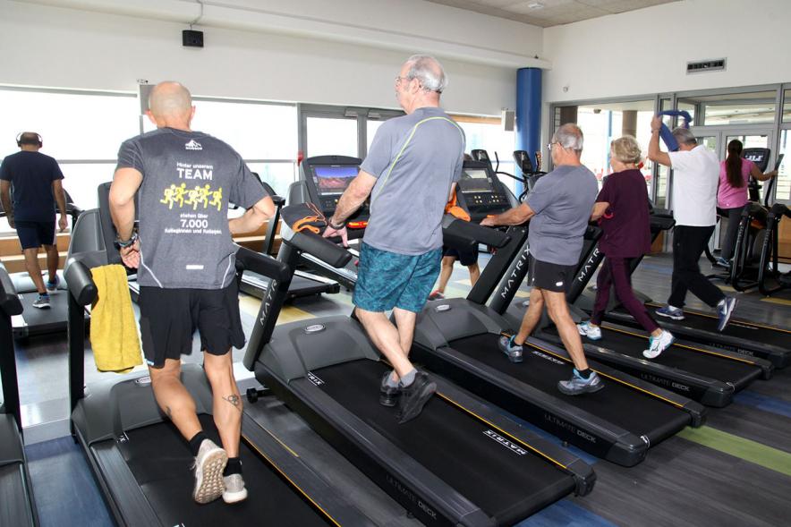 Visita Nueva Sala Fitness C.D. Valdelasfuentes - Imagen de usuarios utilizando el nuevo equipamiento.