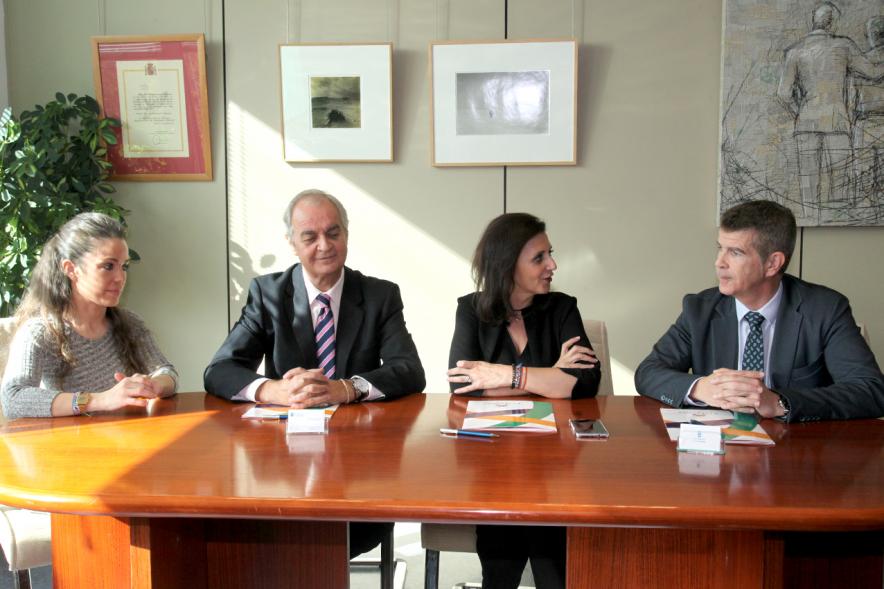 Representantes de cada una de las partes en la firma del acuerdo