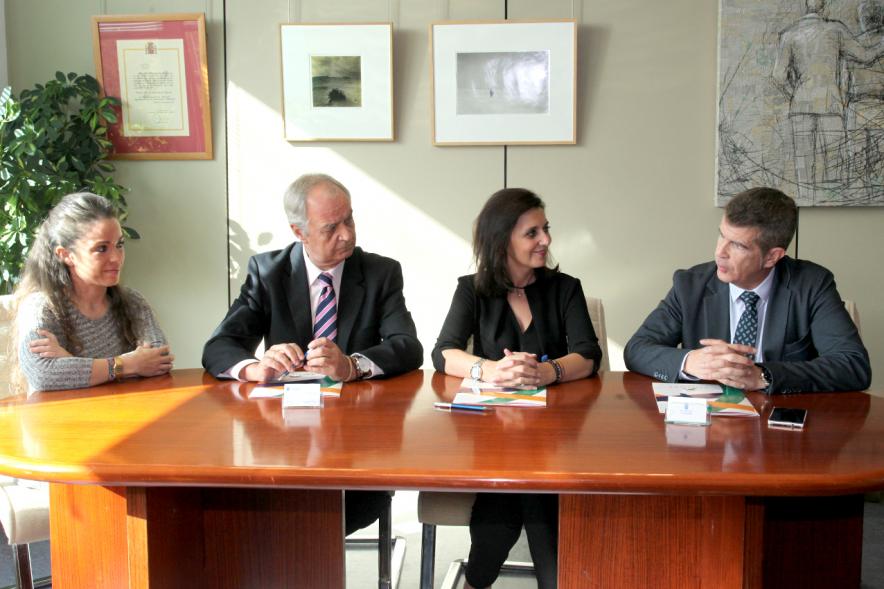 Representantes de cada una de las partes en la firma del acuerdo