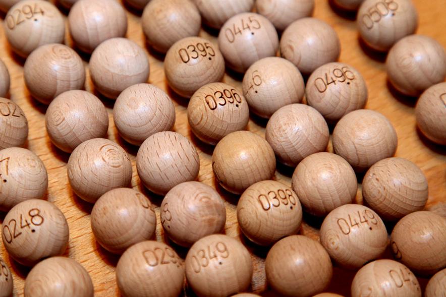 Preparación de las bolas para el sorteo. 