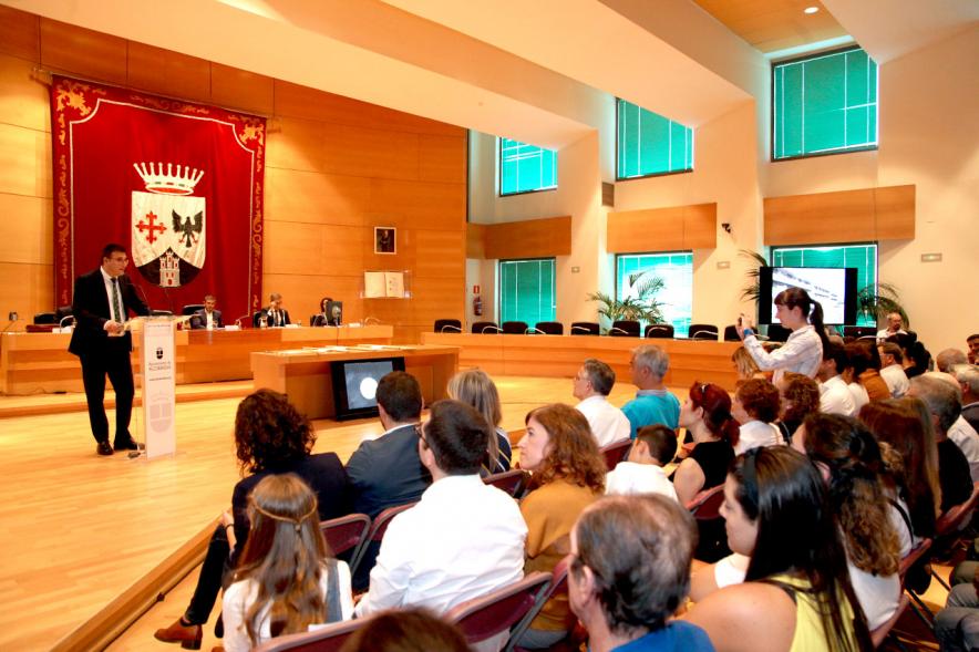 Vista general de las autoridades y participantes .