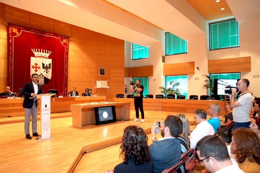 Alcalde Rafael Sánchez. Sorteo de viviendas.