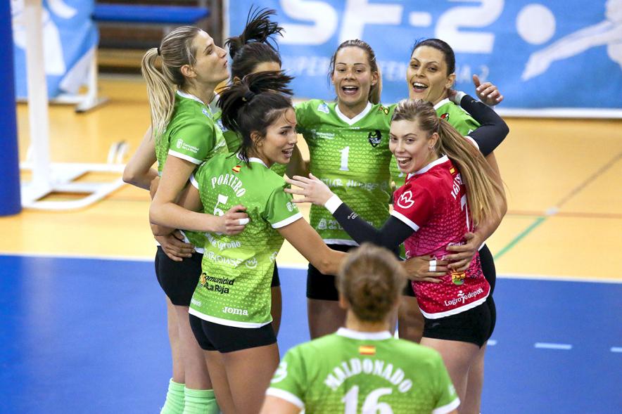 Partido de Voleibol Superliga Feel Volley Alcobendas - Naturhouse Ciudad de Logroño - Imagen de uno de los equipos de voleibol femenino celebrando un punto.