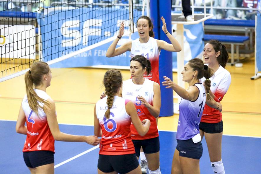 Partido de Voleibol Superliga Feel Volley Alcobendas - Naturhouse Ciudad de Logroño - Imagen de uno de los equipos de voleibol femenino celebrando un punto.