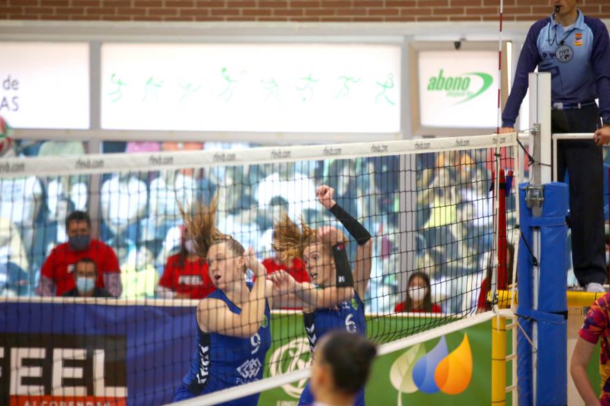 Volley Play Off Final Feel Volley Alcobendas - CV CCO 7 Palmas -Imagen de la red junto a los jugadores.