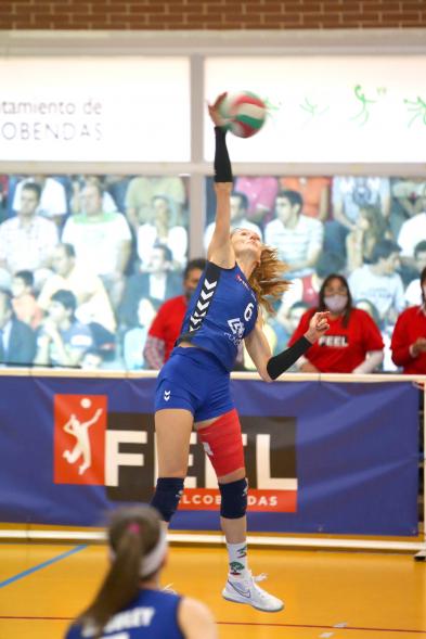 Volley Play Off Final Feel Volley Alcobendas - CV CCO 7 Palmas -Primer plano de una jugadora  golpeando la pelota.