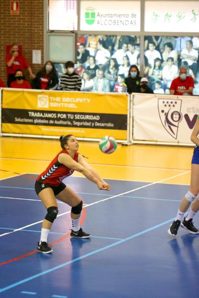 Volley Play Off Final Feel Volley Alcobendas - CV CCO 7 Palmas - Imagen de una jugadora golpeando a la pelota.