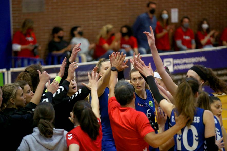 Volley Play Off Final Feel Volley Alcobendas - CV CCO 7 Palmas - Imagen del equipo saludándose antes de empezar el partido.