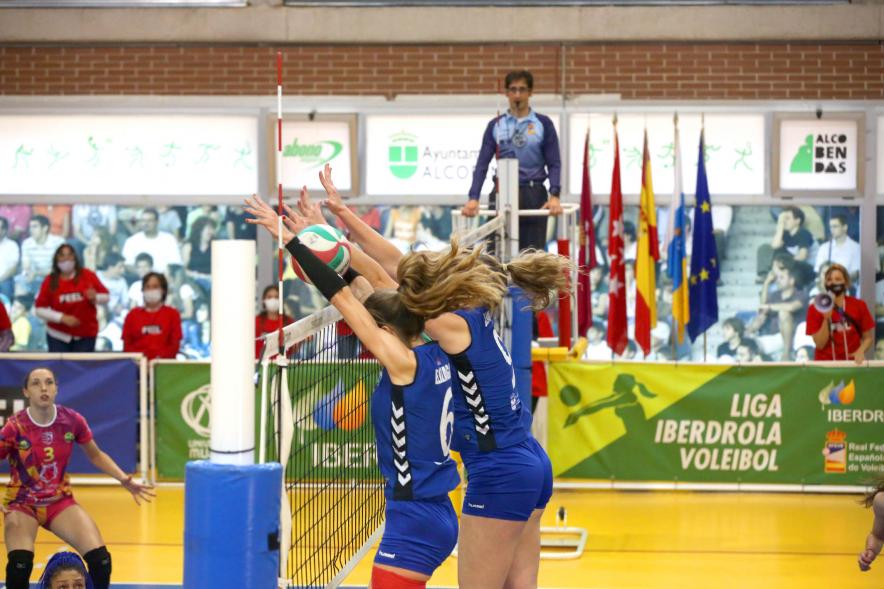 Volley Play Off Final Feel Volley Alcobendas - CV CCO 7 Palmas -   Imagen de una jugadora golpeando a la pelota.
