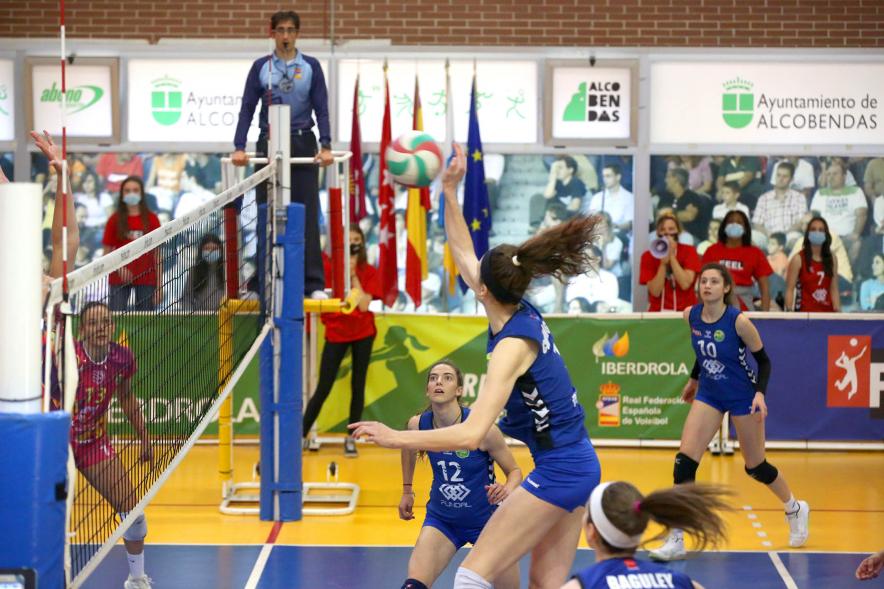 Volley Play Off Final Feel Volley Alcobendas - CV CCO 7 Palmas - Imagen de los dos equipos disputándose la pelota.