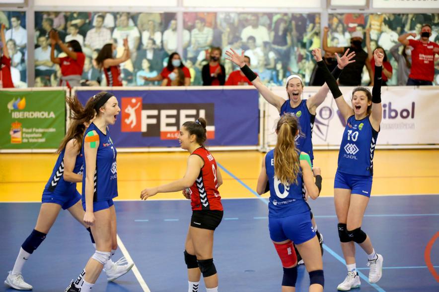 Volley Play Off Final Feel Volley Alcobendas - CV CCO 7 Palmas - Imagen de los dos equipos disputándose la pelota.