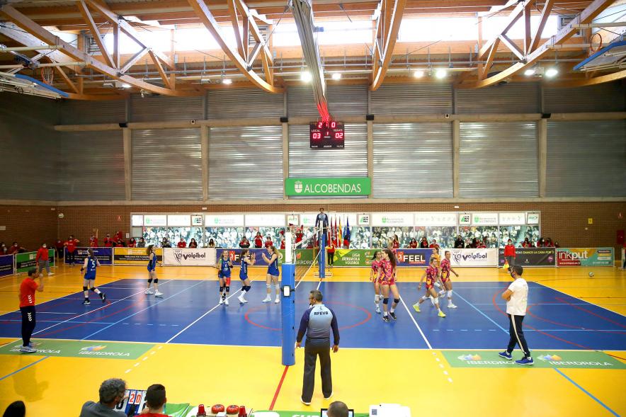 Volley Play Off Final Feel Volley Alcobendas - CV CCO 7 Palmas -  Panorámica del  campo de juego con los equipos, los árbitros y las gradas.