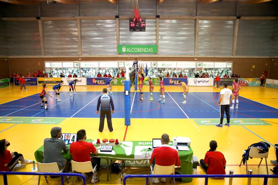 Volley Play Off Final Feel Volley Alcobendas - CV CCO 7 Palmas -Panorámica del campo de juego con los equipos, los árbitros y las gradas.