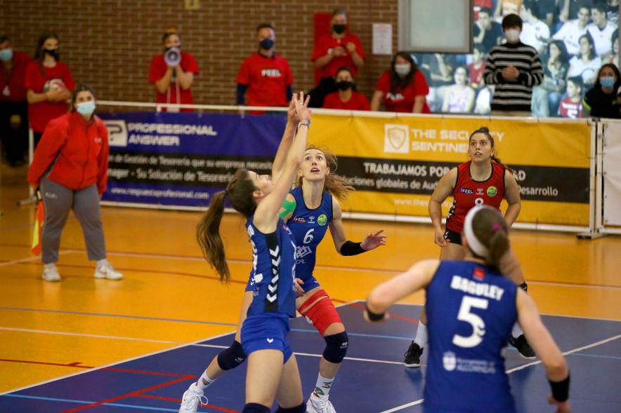 Volley Play Off Final Feel Volley Alcobendas - CV CCO 7 Palmas - Imagen de los dos equipos disputándose la pelota.