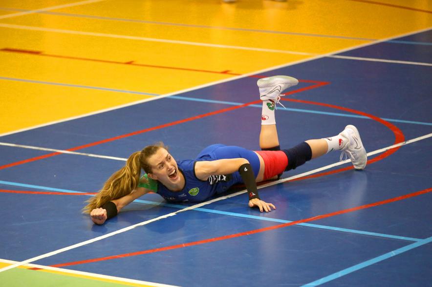 Volley Play Off Final Feel Volley Alcobendas - CV CCO 7 Palmas  - Imagen de una jugadora en el suelo buscando la pelota.