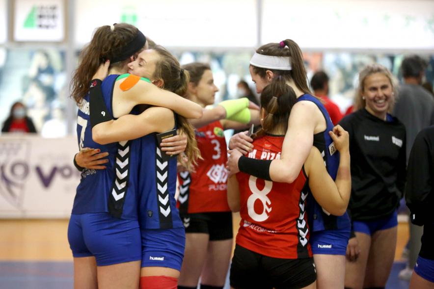 Volley Play Off Final Feel Volley Alcobendas - CV CCO 7 Palmas -  Imagen del abrazo entre todas las jugadoras rivales.