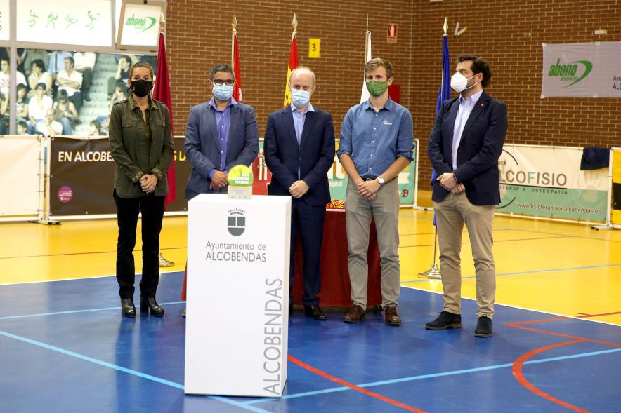  - Posado del alcalde Sánchez Acera con los responsables de ambos equipos de Volley.