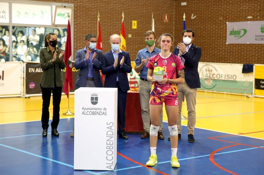 Volley Play Off Final Feel Volley Alcobendas - CV CCO 7 Palmas - Imagen de la jugadora  con el trofeo, detrás el  Alcalde Sánchez Acera.