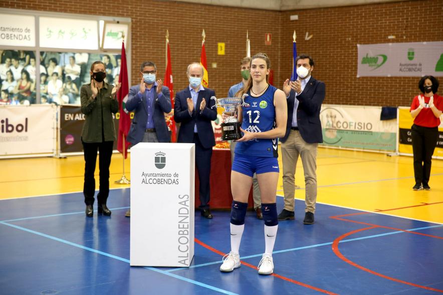 Volley Play Off Final Feel Volley Alcobendas - CV CCO 7 Palmas -- Imagen de la jugadora  con el trofeo, detrás el  Alcalde Sánchez Acera.