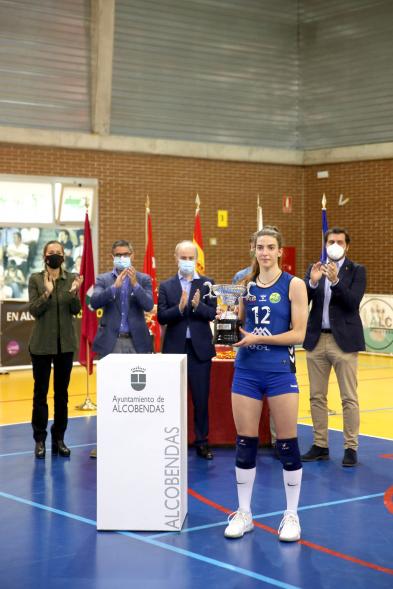 Volley Play Off Final Feel Volley Alcobendas - CV CCO 7 Palmas - Imagen de la jugadora  con el trofeo, detrás el  Alcalde Sánchez Acera.
