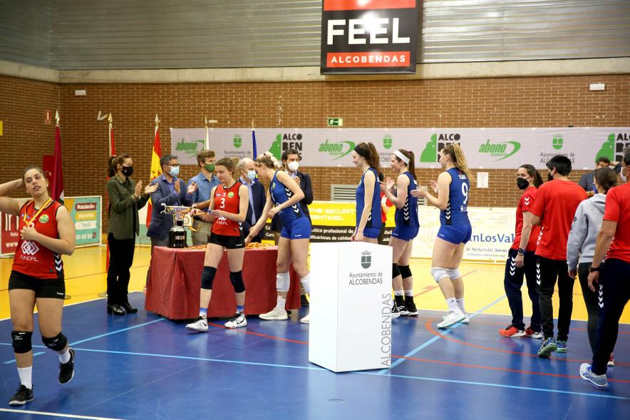 Volley Play Off Final Feel Volley Alcobendas - CV CCO 7 Palmas - Desfile de los dos equipos al completo para recoger las medallas.
