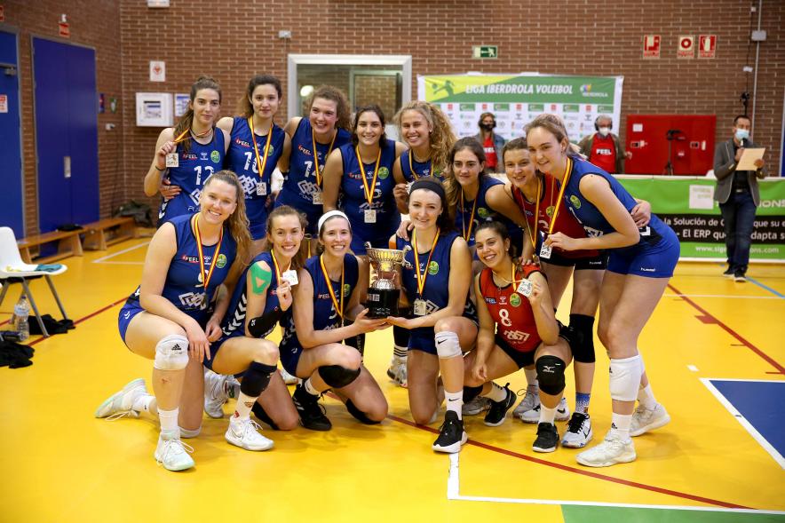 Volley Play Off Final Feel Volley Alcobendas - CV CCO 7 Palmas -  Posado del equipo ganador muy sonriente.
