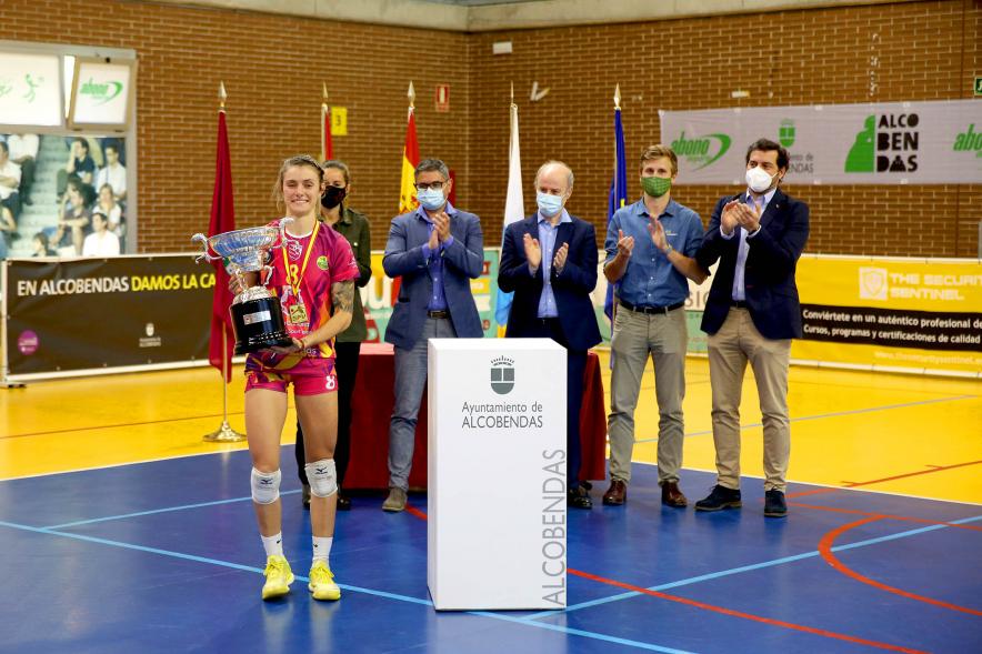 Volley Play Off Final Feel Volley Alcobendas - CV CCO 7 Palmas -Imagen de la jugadora con el trofeo, detrás el alcalde y otras autoridades deportivas.