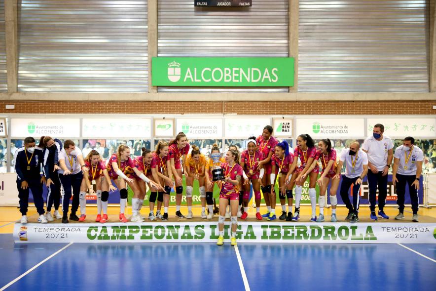Volley Play Off Final Feel Volley Alcobendas - CV CCO 7 Palmas - Posado del equipo ganador  al completo muy sonriente .
