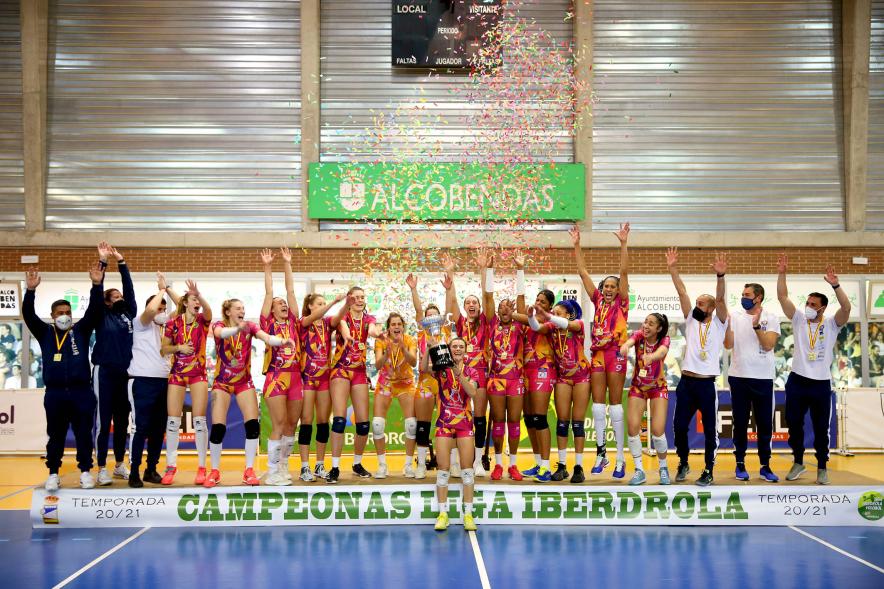 Volley Play Off Final Feel Volley Alcobendas - CV CCO 7 Palmas - Posado del equipo ganador saltando entre el confeti.