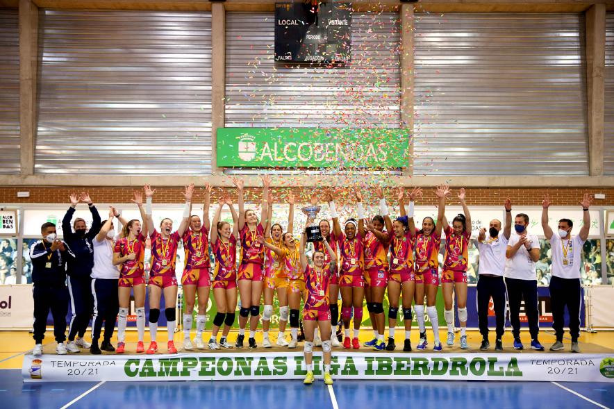 Volley Play Off Final Feel Volley Alcobendas - CV CCO 7 Palmas -  Posado del equipo ganador  al completo muy sonriente bajo el confeti.