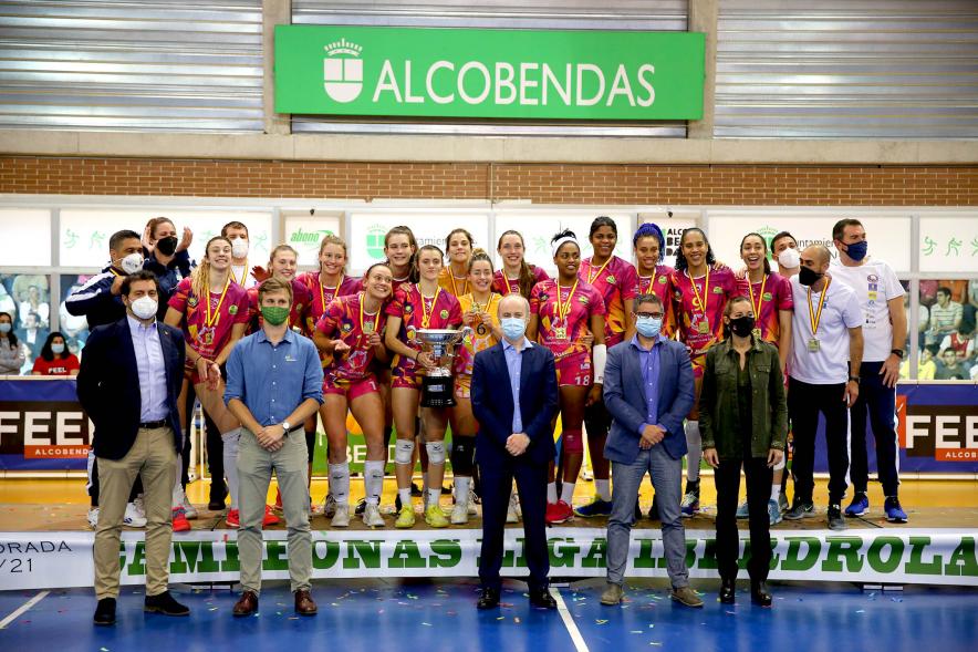Volley Play Off Final Feel Volley Alcobendas - CV CCO 7 Palmas - Posado del equipo ganador con  el equipo municipal y el deportivo.