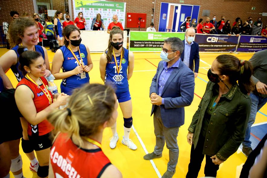 Volley Play Off Final Feel Volley Alcobendas - CV CCO 7 Palmas - Imagen de la charla entre el alcalde Sánchez Acera y las jugadoras  del equipo ganador. 
