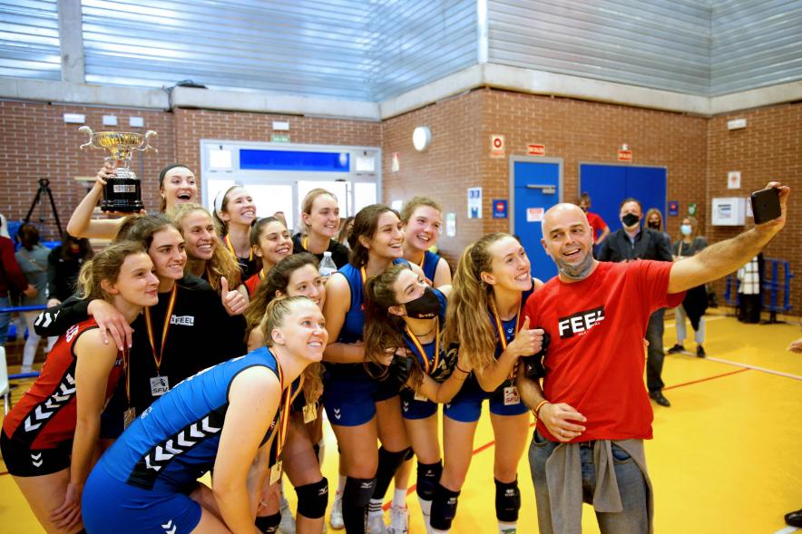 Volley Play Off Final Feel Volley Alcobendas - CV CCO 7 Palmas - Imagen del selfi del entrenador con todo el equipo.