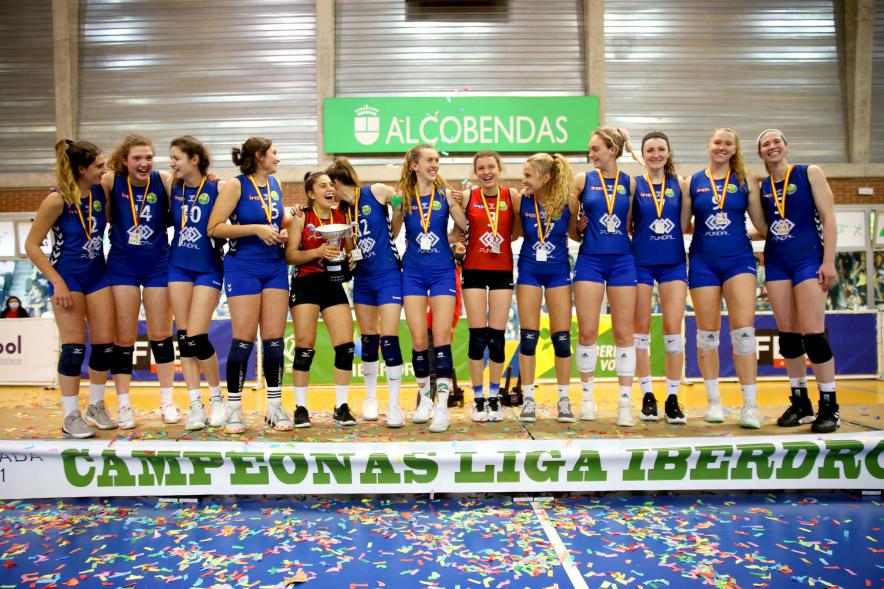 Volley Play Off Final Feel Volley Alcobendas - CV CCO 7 Palmas -  Posado del equipo ganador muy sonriente.