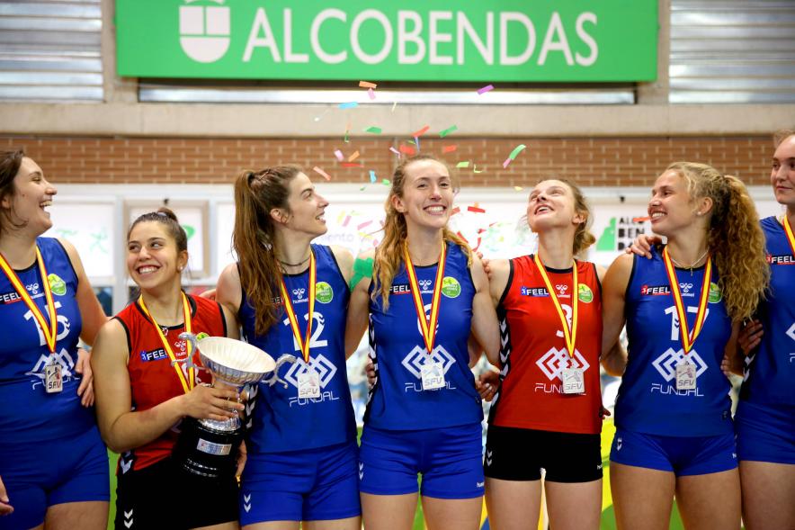 Volley Play Off Final Feel Volley Alcobendas - CV CCO 7 Palmas - Posado de varias jugadoras con el trofeo.