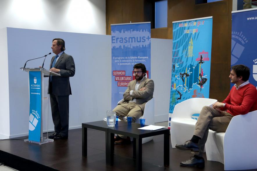 Apertura Evento Anual de Servicio Voluntario Europeo - Imagen del alcalde García de Vinuesa dirigiéndose al público asistente.