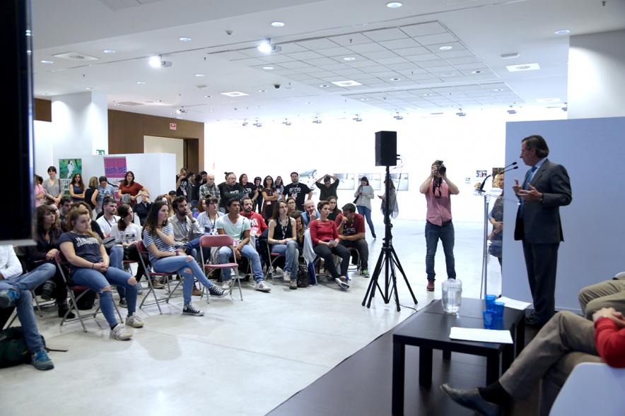 Apertura Evento Anual de Servicio Voluntario Europeo - Imagen del alcalde García de Vinuesa dirigiéndose al público asistente.