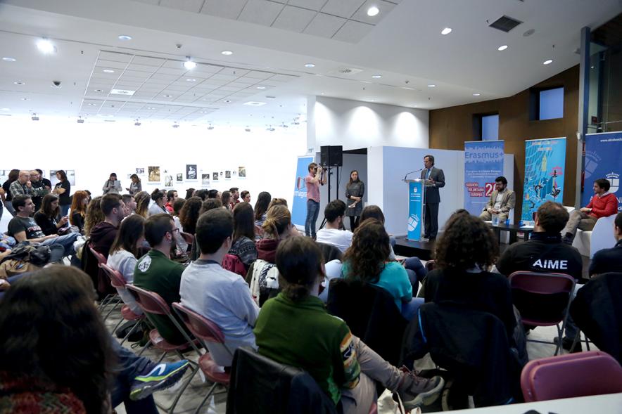 Apertura Evento Anual de Servicio Voluntario Europeo - Imagen del alcalde García de Vinuesa dirigiéndose al público asistente.