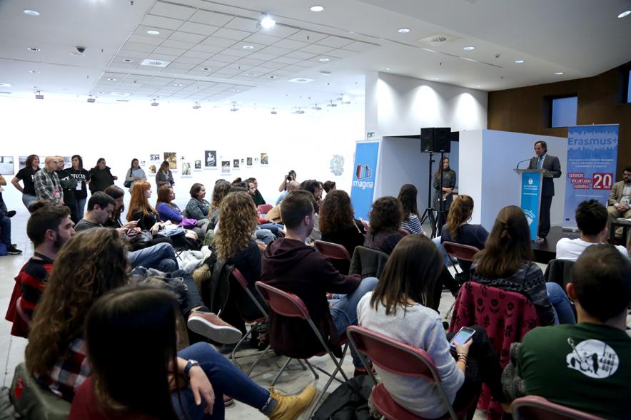 Apertura Evento Anual de Servicio Voluntario Europeo - Imagen del alcalde García de Vinuesa dirigiéndose al público asistente.