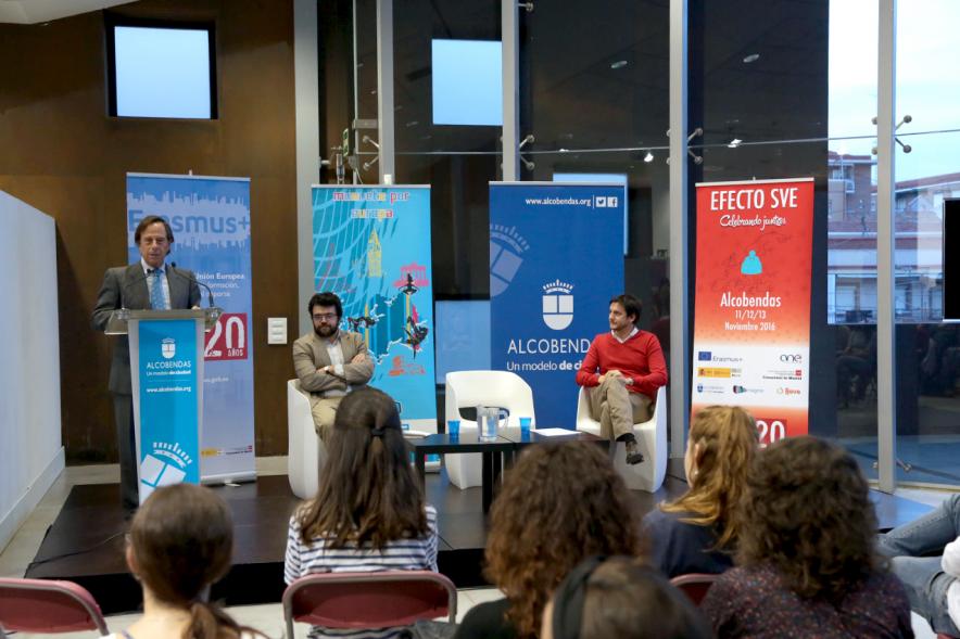 Apertura Evento Anual de Servicio Voluntario Europeo - Imagen del alcalde García de Vinuesa dirigiéndose al público asistente.