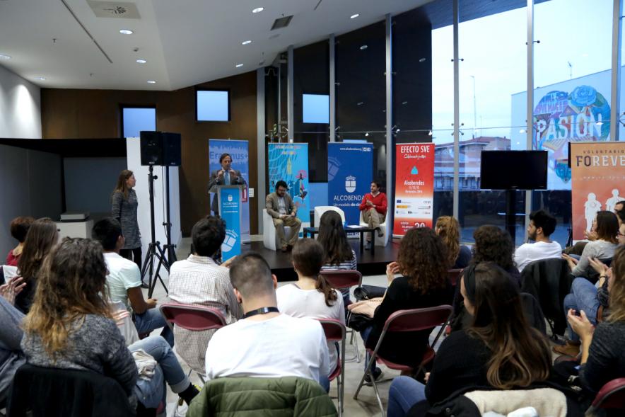 Apertura Evento Anual de Servicio Voluntario Europeo - Imagen del alcalde García de Vinuesa dirigiéndose al público asistente.