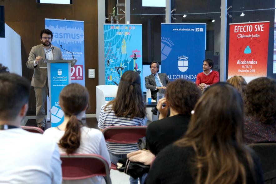 Apertura Evento Anual de Servicio Voluntario Europeo - Imagen de otra de las personas dando una charla al público asistente.