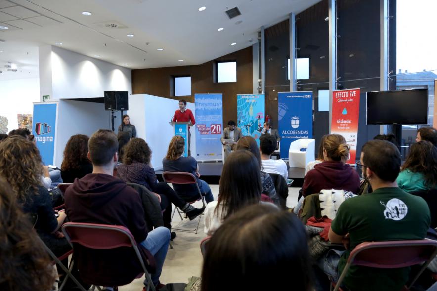 Apertura Evento Anual de Servicio Voluntario Europeo - Imagen de otra de las personas dando una charla al público asistente.